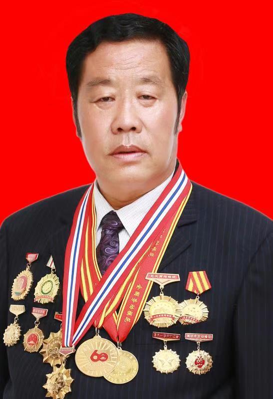 在全国脱贫攻坚总结表彰大会上获表彰 安丘李学海被评为"全国_腾讯