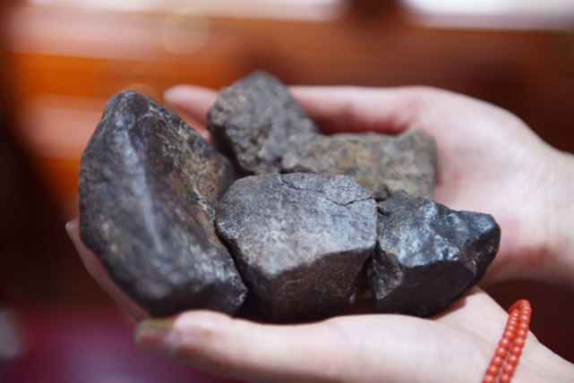 有一种石头曾1克能卖1万元贵州90后女孩捡了800斤值多少钱