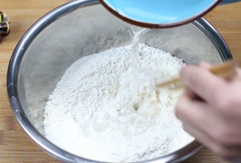 学会这个和面配方,在家也能做出好吃的韭菜盒子,个个柔软好吃_腾讯