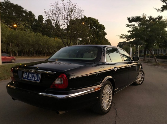 比如说大众辉腾,虎头奔等一些经典车型,现在很多年轻人已经忘却这些车