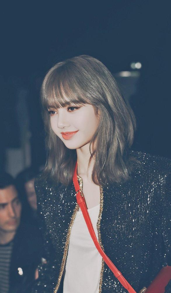 唯美无印女星丨lisa丝毫不怯场,大牌超有范儿_腾讯新闻