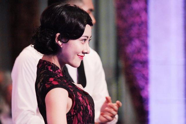 太过花哨的旗袍不仅容易显老气,也容易显俗气,如果没有胡丹丹的颜值和