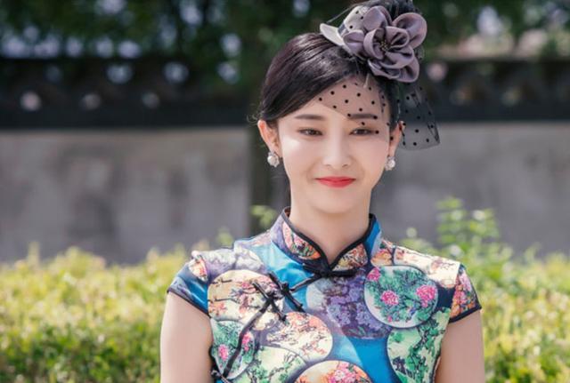 聂云竹:胡丹丹穿搭技巧:古典的旗袍对年轻的少女来说,复古怀旧的味道