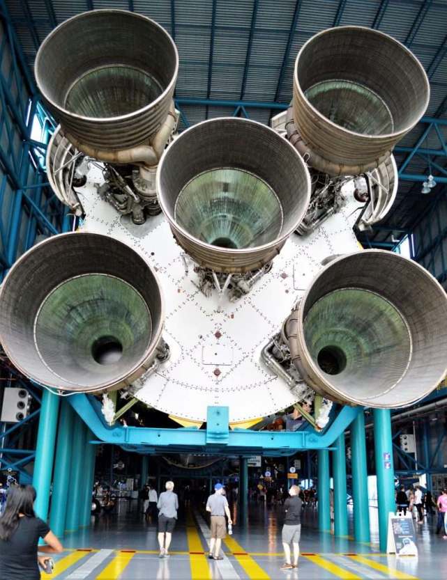 把土星5火箭的发动机装到航母上启动后航母能飙到多少速度