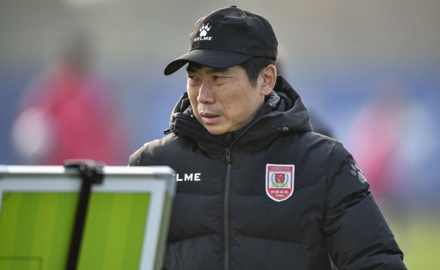 三位外援年之后,亚泰又为球迷带来了4位内援,其中27岁的中卫张瑀,身高