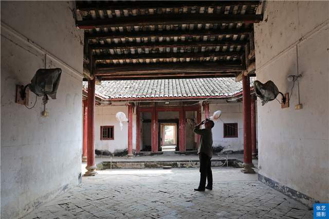 广东河源围龙屋曾是地主宅院,坚固易守难攻,是兵家必争之地