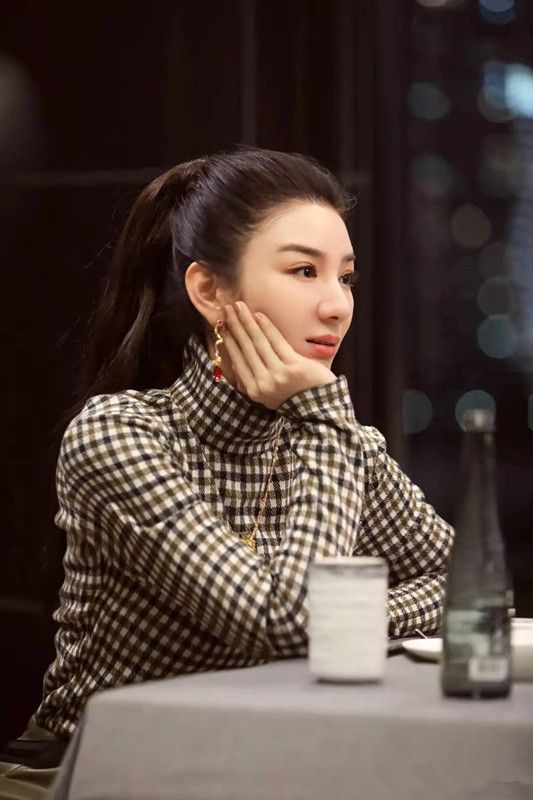 44岁的黄奕变化好大 穿格纹针织衫走成熟风 绿色a裙显身材