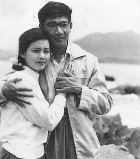 "抛弃"相恋9年妻子,转身恋上央视名主持米家山,如今老无所依_腾讯新闻