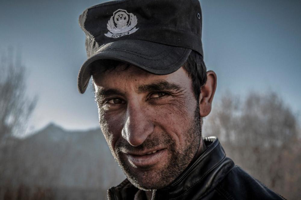 长得像白人的士兵为何要穿解放军军服答案让国人敬礼