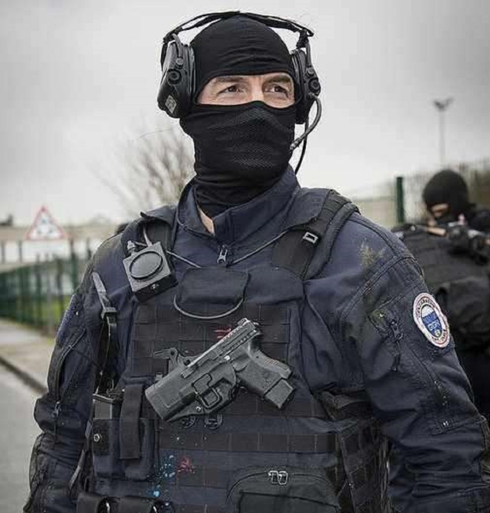 保镖手枪藏怀里,警察手枪别腰间,特种兵为何放在大腿外侧?