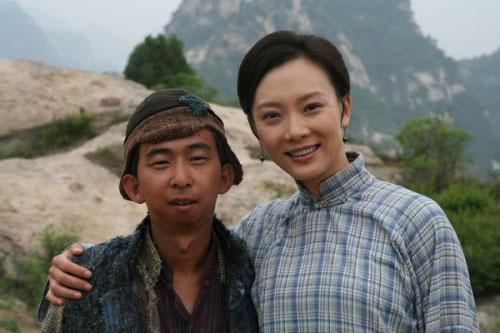 他叫巨兴茂,第一次认识他是在电视剧《铁梨花》中,他扮演的乞丐色子给