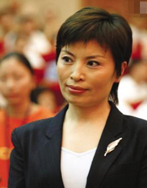 原"央视名嘴"李瑞英,儿子坠楼后还坚持工作,被全网怒骂"六亲不认"