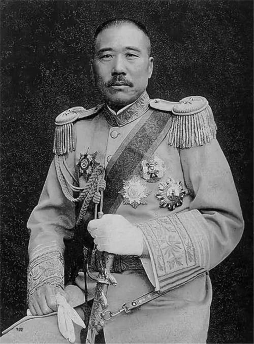 在军阀混战中所部被打散了,他也没有了立足之地,远赴奉天投靠张作霖