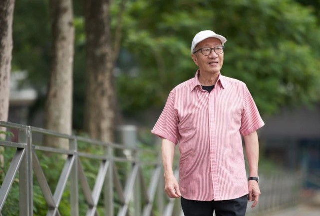 77岁姜子牙余子明罕有现身效力无线43年自曝拍戏差点丧命