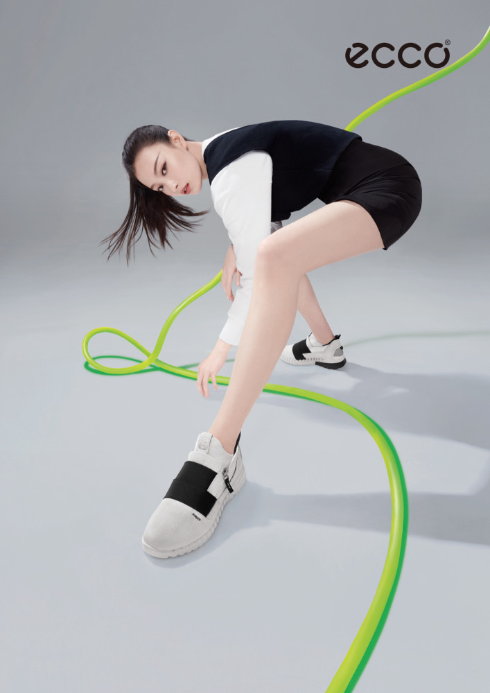 倪妮性感写真照穿衣大胆放得开身材曲线真迷人