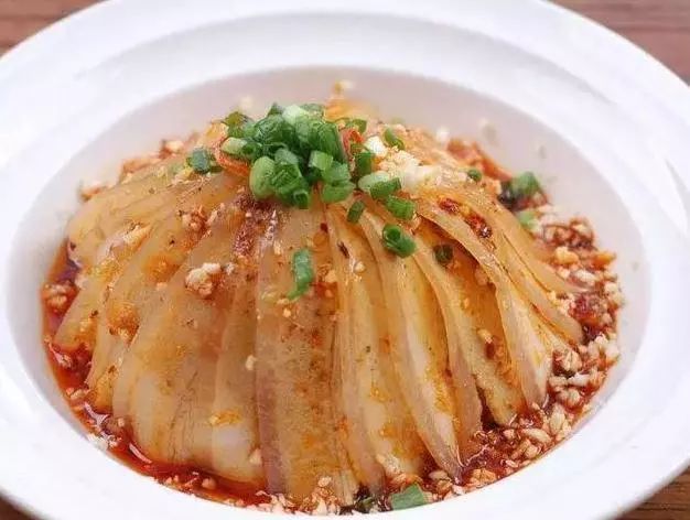 凉拌猪肉备料:五花肉1块,花椒1勺,八角4颗,葱1根,姜1块,蒜5瓣,酱油2勺