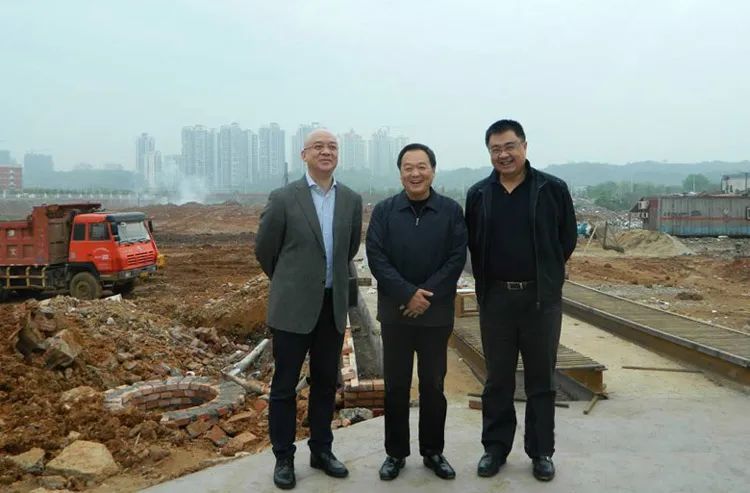 开工现场(中间:李义超)从此,洛阳地产江湖再无李义超,据说,他出狱后