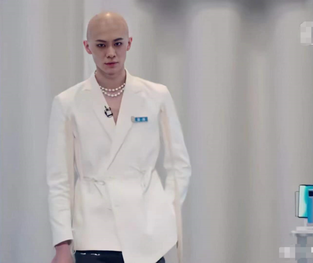 最近开播的《青春有你3》,有一位选手凭借帅气的光头形象获得了诸多