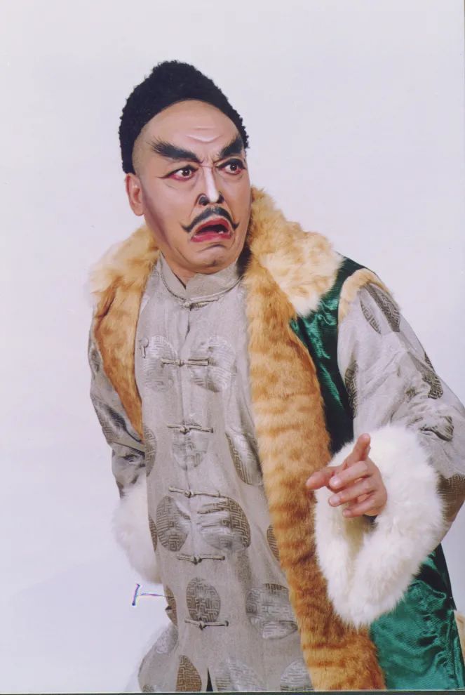 任广平(饰演座山雕)国家一级演员,工花脸.毕业于上海市戏曲学校.