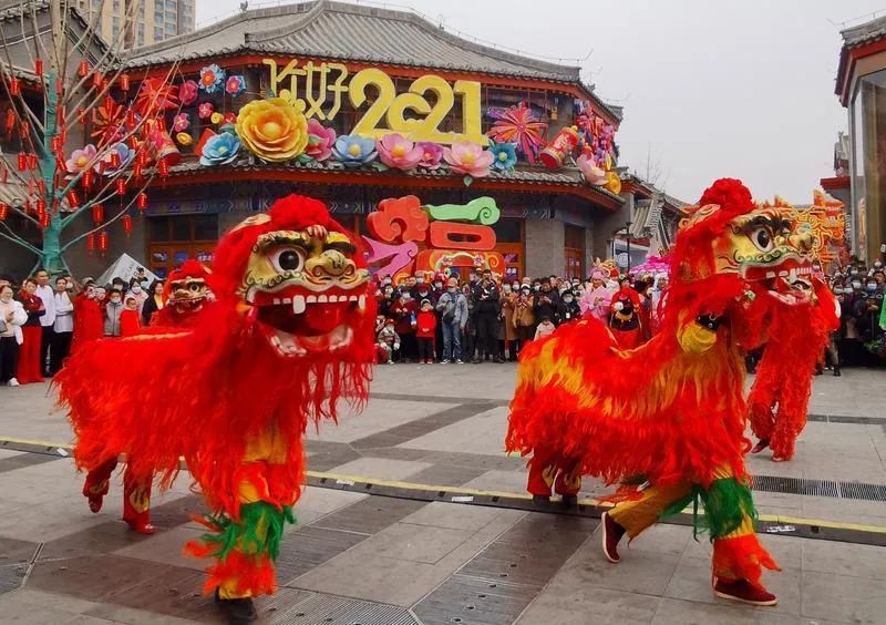 2月25日,正月十四,社火和民俗表演在兰州老街上演,精彩表演引来游客