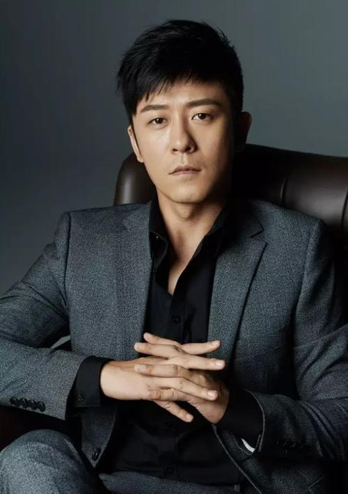 亲妈是导演干妈也是导演18年都没能捧红他改名后成功出圈