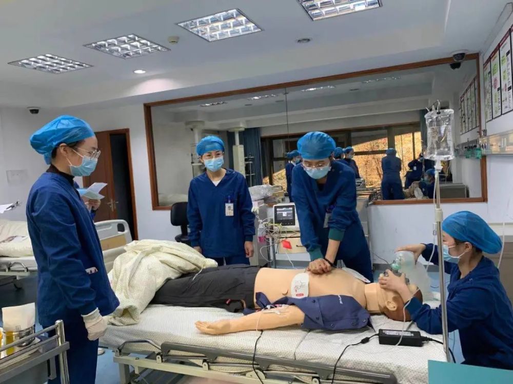 赵雪介绍,发生心跳骤停,打急救电话,心肺复苏,aed除颤构成了一条进入