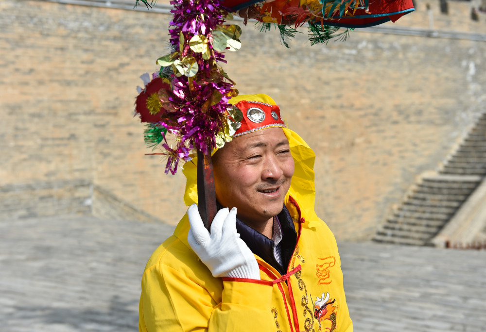 新华社记者 柴婷 摄2月23日,在山西省代县雁门关,郝锦程(右)在向网友