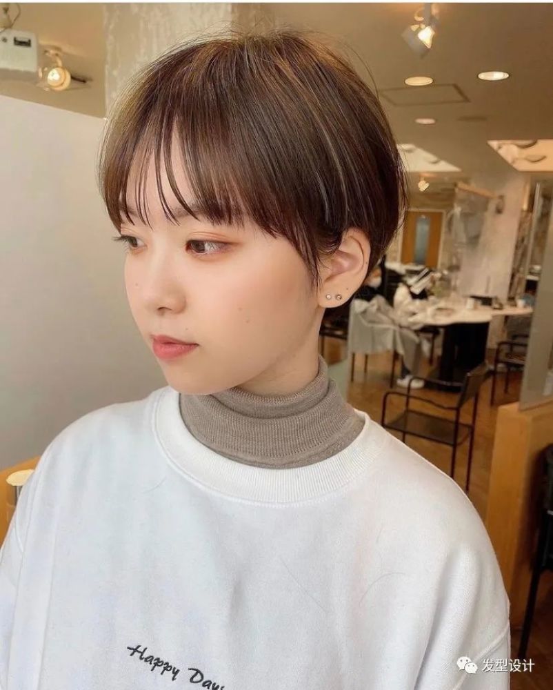 搭配空气刘海修饰额头和脸型,五官也会变得更有立体感.