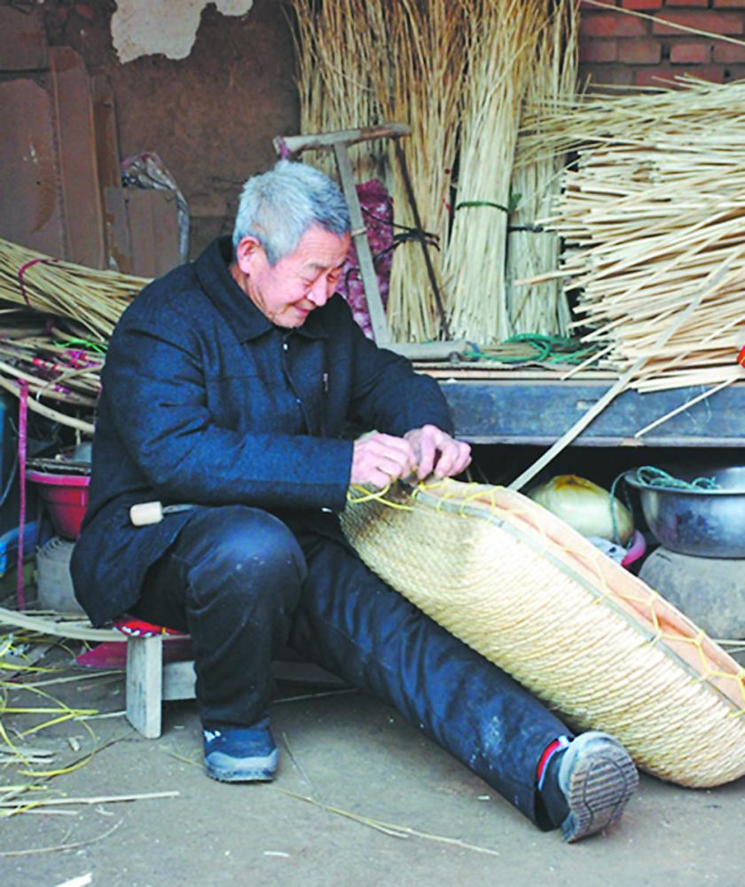 老工匠在编制簸箕