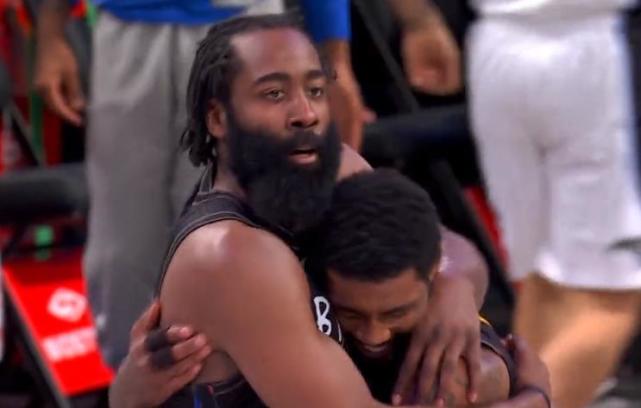 杜兰特在车底哈登再次拥抱欧文后者还载歌载舞为前者欢呼呐喊