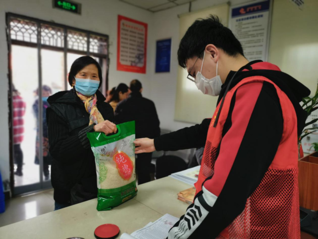 农历腊月二十九,黄振轩来到社区的临时钟点菜市口,为来往居民进行"