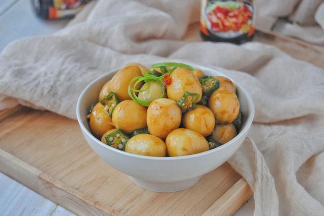 秋葵炒鹌鹑蛋材料:鹌鹑蛋300克,秋葵4个,照烧汁100克,酱油5克,蒜末3克