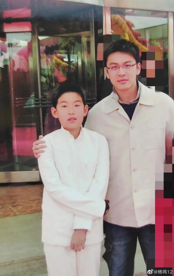 照片中杀马特叔叔欢迎你回家看着你长大也发了一条微博主教练杨鸣将身