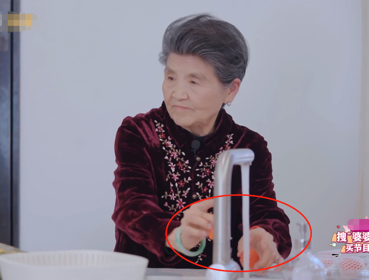 安迪兄弟下课回家,谁注意奶奶的举动,豪门婆孙感情亲疏好显然_腾讯