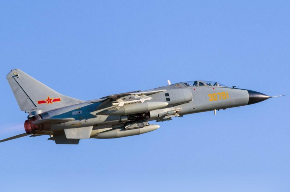 解放军首次派歼轰7巡航台名嘴可以超音速飞行同时载弹量大