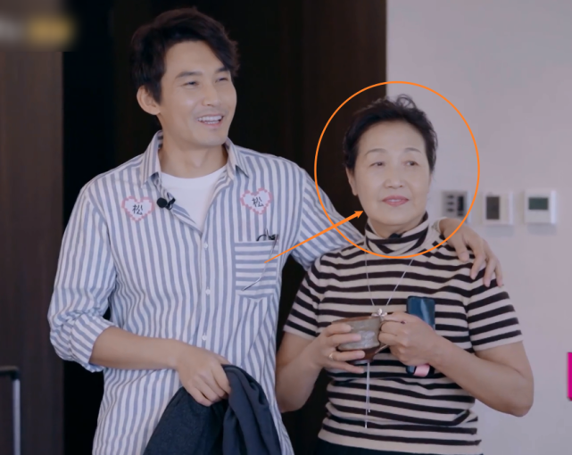 张铎妈妈搬去与儿子同住给张铎带爱吃的对待陈松伶却令人无语