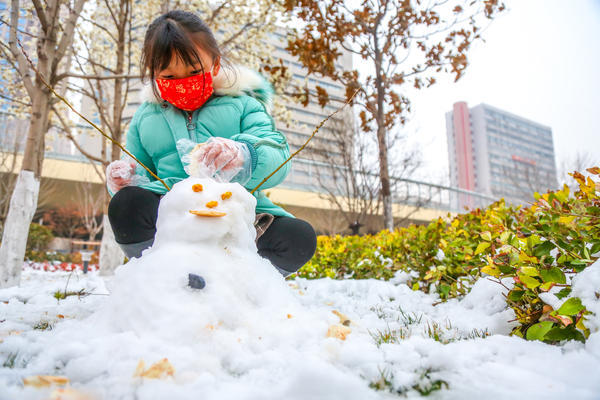 堆雪人打雪仗還有雪球牌棒棒糖鄭州雪夜過後市民玩雪興致不減