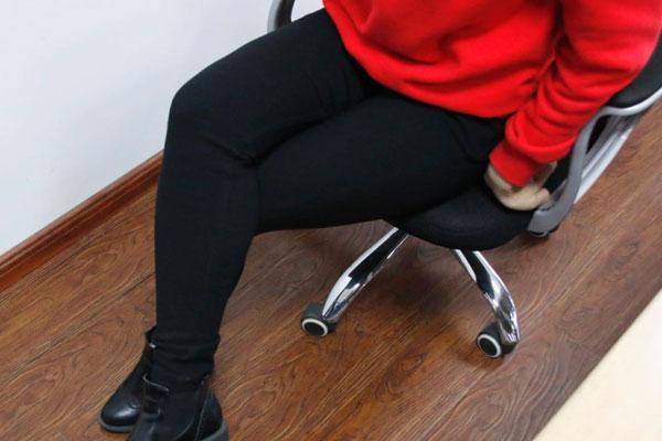 女性经常翘二郎腿,单单是不文雅吗?3个健康问题容易找上门来