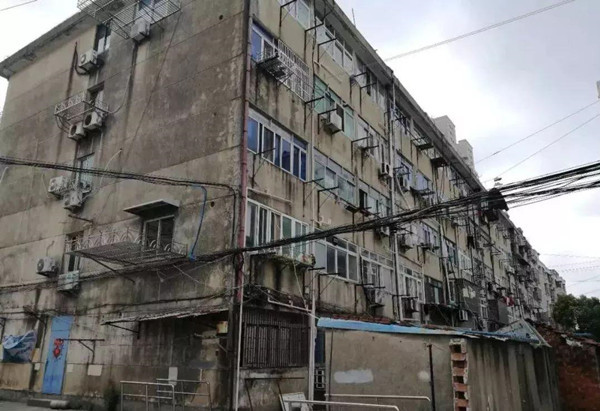 色魔的行动 7月22日凌晨,刘健打开了位于南大街筒子楼的萌萌房间的