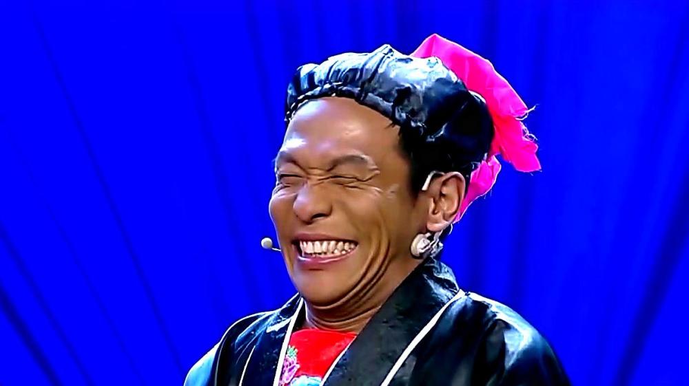 宋小宝娇妻罕露面,高挑白皙像父女,家庭豪宅是亮点_腾讯新闻