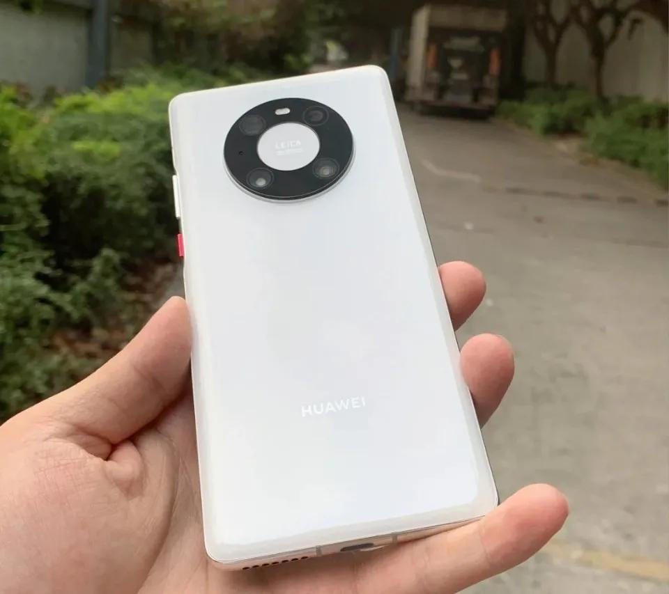 除正面外观外,华为mate 40 pro的背面颜值也是非常有亮点.