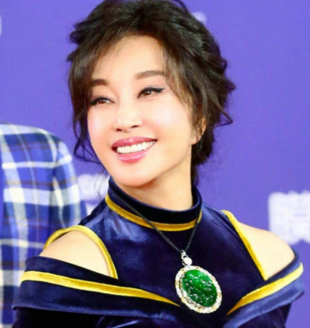 刘晓庆戴翡翠双环吊坠鲜翠欲滴高贵不凡竟是罕见龙石种