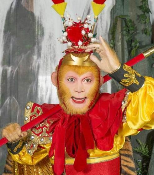 拥有两张合法身份证从万人宠到万人嫌六小龄童经历了什么