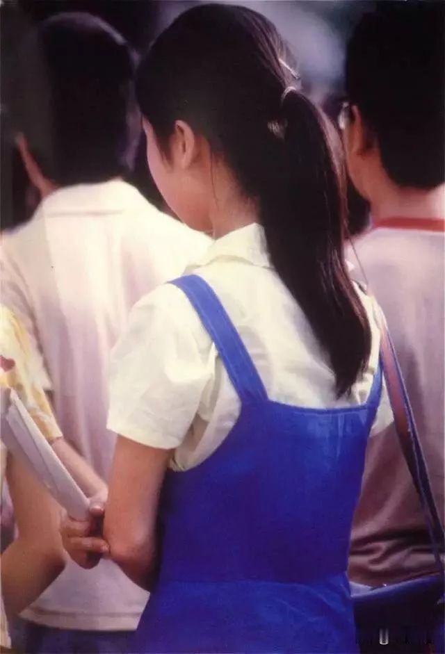 那个年代的女生美的天然,美的舒畅,而其时这样一个女生的倩影也能让