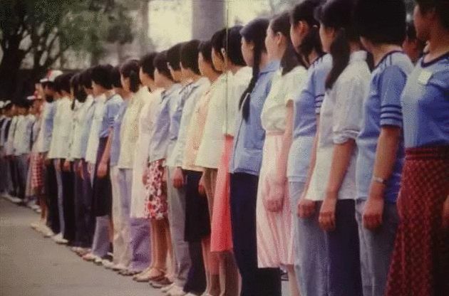 图为80年代的女中学生正在排队,可能是在上体育课或许升旗.
