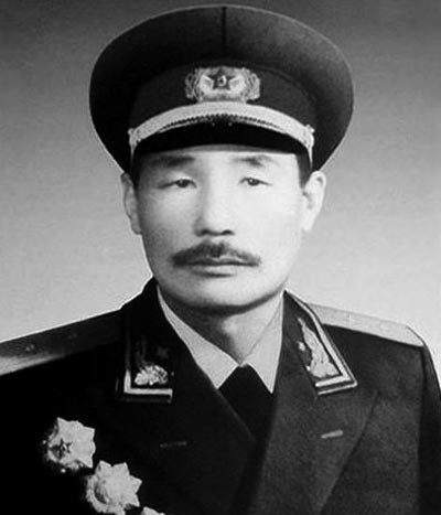 开国中将走路去部队门卫拦住他问没有车怎么证明你是将军