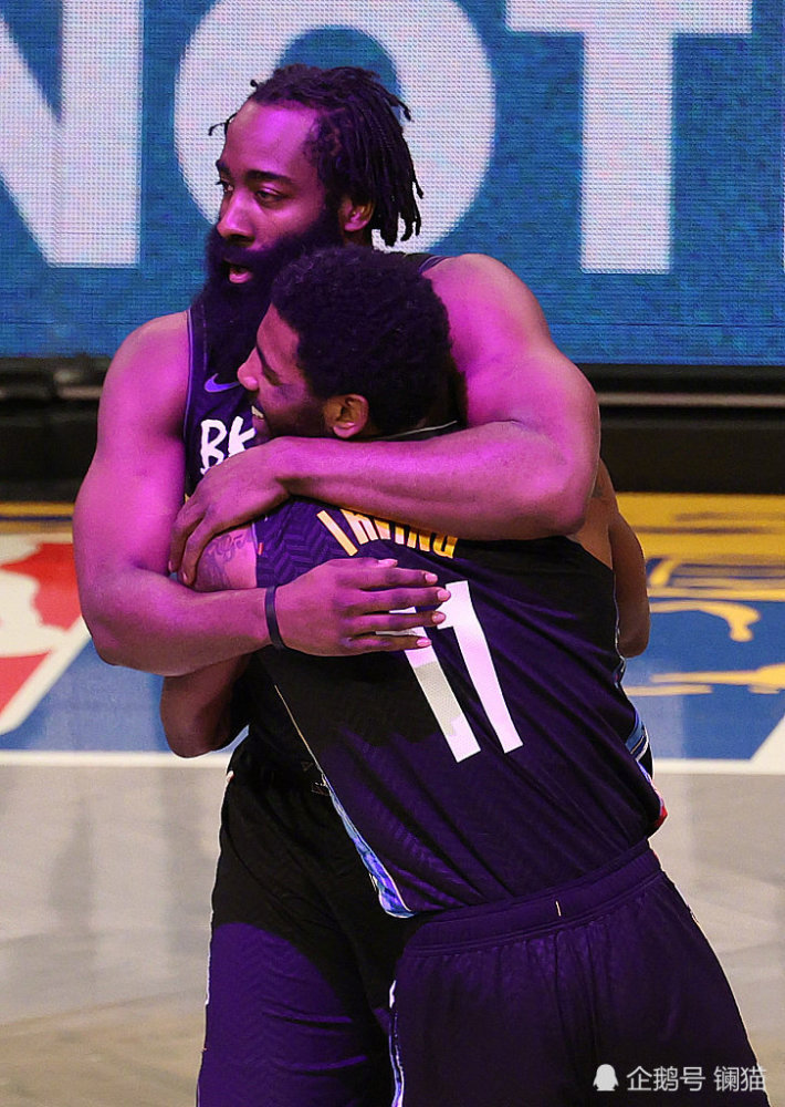 篮网喜提八连胜,哈登欧文甜蜜拥抱,阿杜:这对cp我磕了_腾讯新闻