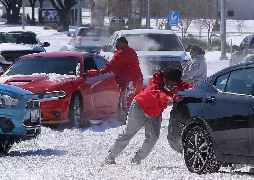 得州|反智？美国人烧雪验证得州暴雪是假雪！认为是拜登、盖茨的阴谋！