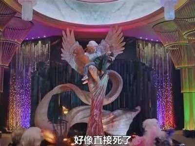这一幕被住在顶楼的太太看见了在代表着财富的赫拉宫殿里发生了一件