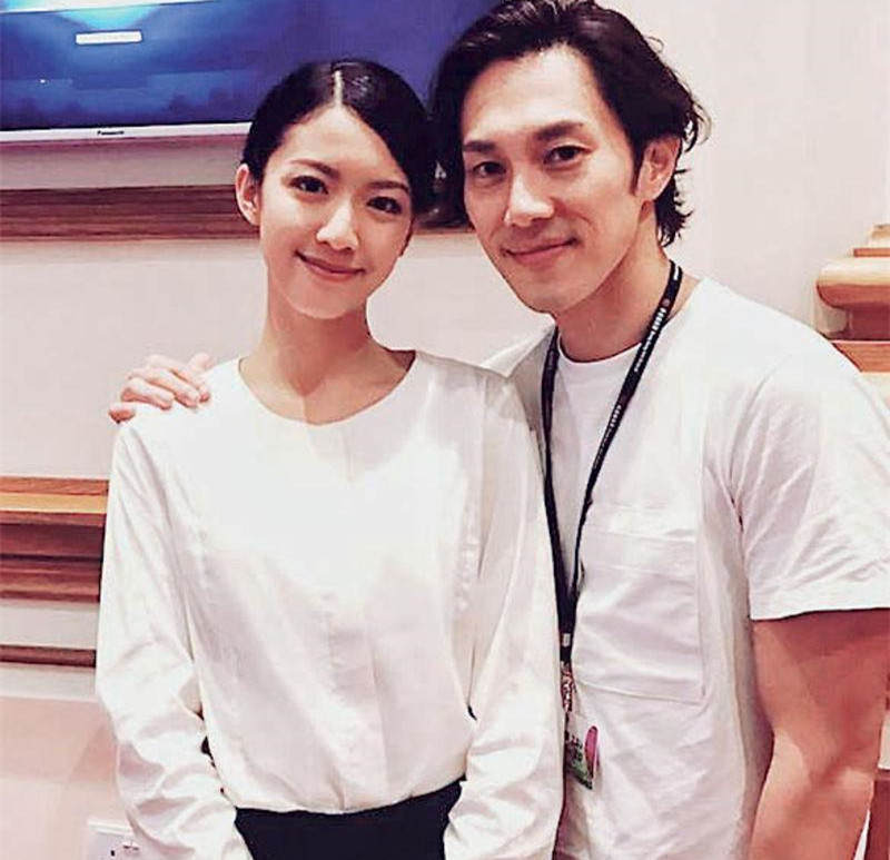 之后,麦秋成与汤怡相识相恋,但他们对恋情十分保护,外界完全不知道